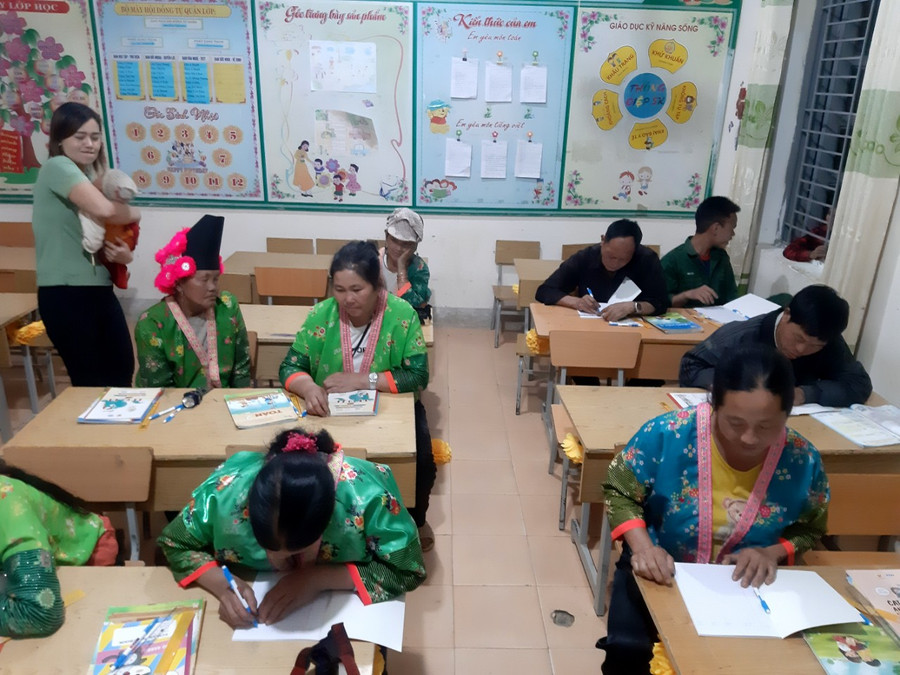 Nhiều học viên không có ai trông con, phải bế theo con nhỏ đến lớp cô lại vừa dạy học vừa trông con cho học viên để họ chú tâm tập đọc, tập viết. Nhiều học viên không có ai trông con, phải bế theo con nhỏ đến lớp cô lại vừa dạy học vừa trông con cho học viên để họ chú tâm tập đọc, tập viết.
