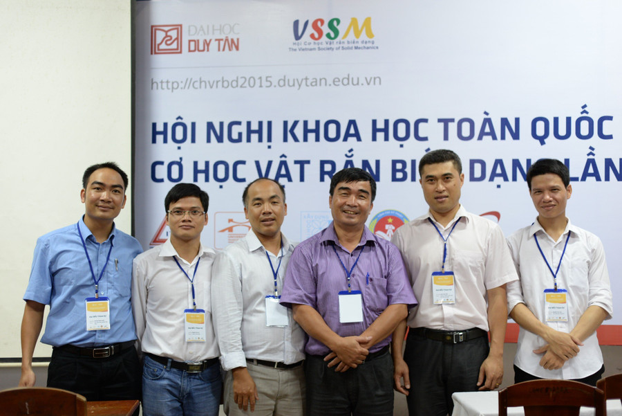 GS.TS Trần Minh Tú (thứ ba, phải sang) cùng đồng nghiệp. Ảnh NVCC.