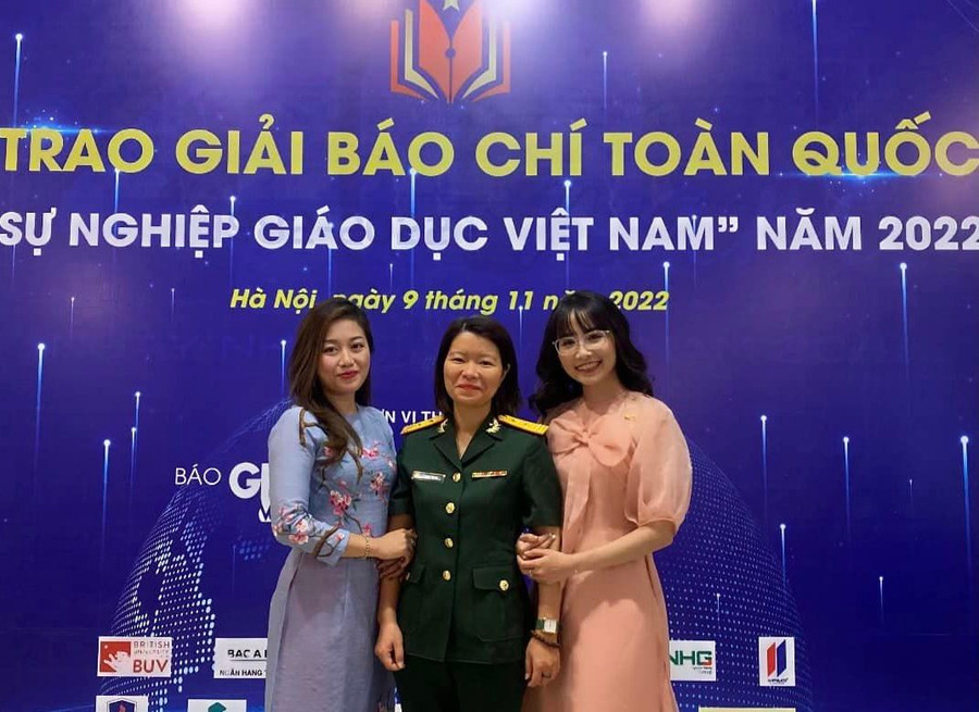 Nhà báo Thu Hoài (bên trái) và Nhà báo Thu Hà (ở giữa) tại lễ trao giải báo chí toàn quốc vì sự nghiệp Giáo dục Việt Nam. Ảnh NC.