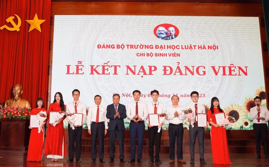 Quang cảnh Lễ kết nạp Đảng. 