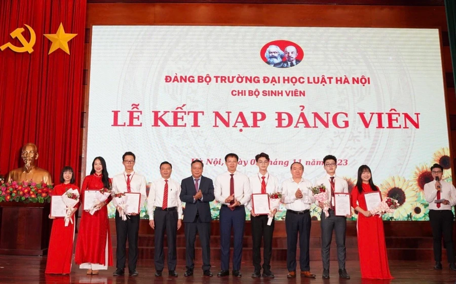 Quang cảnh Lễ kết nạp Đảng. 