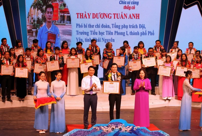 68 thầy cô tiêu biểu được tuyên dương tại chương trình chia sẻ thầy cô năm 2022. Ảnh TL.