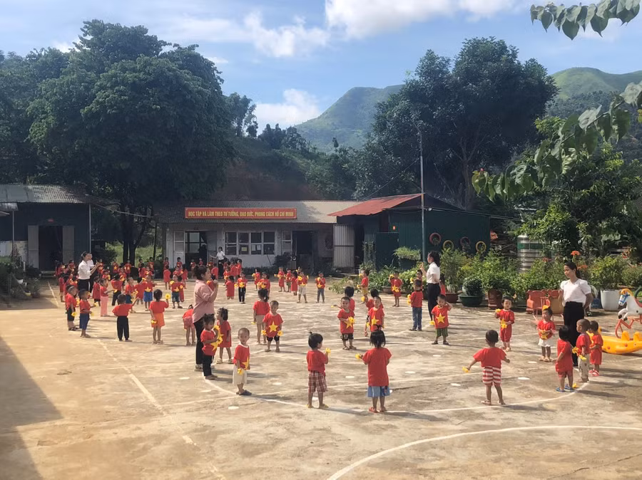 Một tiết học ngoài trời của cô trò Trường Mầm non Khong Hin (huyện Tuần Giáo, tỉnh Điện Biên). Ảnh NTCC.