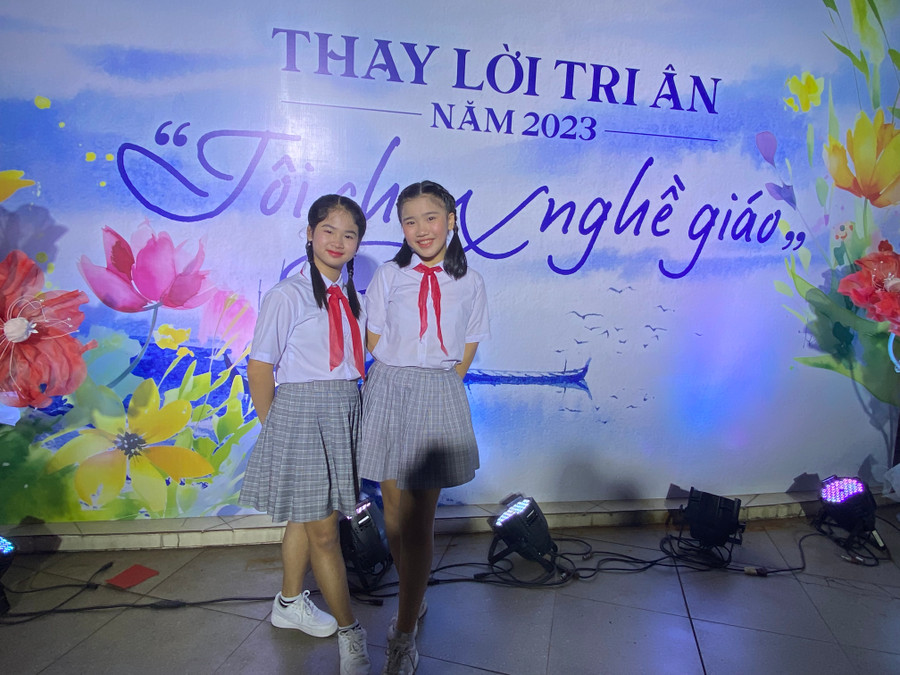 Em Nguyễn Bảo Thư (bên phải) học sinh Trường THCS Nguyễn Du (Hà Nội). Em Nguyễn Bảo Thư (bên phải) học sinh Trường THCS Nguyễn Du (Hà Nội).