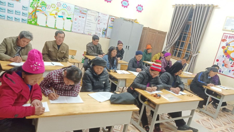 Năm học 2023, toàn huyện Bình Gia (tỉnh Lạng Sơn) có 129 học viên tham gia các lớp xoá mù chữ. Ảnh Phòng GD&amp;ĐT.