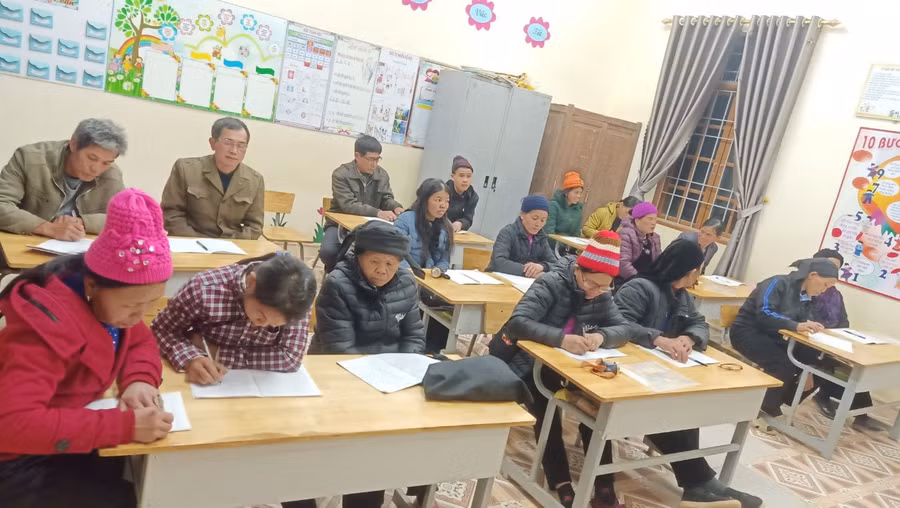 Năm học 2023, toàn huyện Bình Gia (tỉnh Lạng Sơn) có 129 học viên tham gia các lớp xoá mù chữ. Ảnh Phòng GD&amp;ĐT.