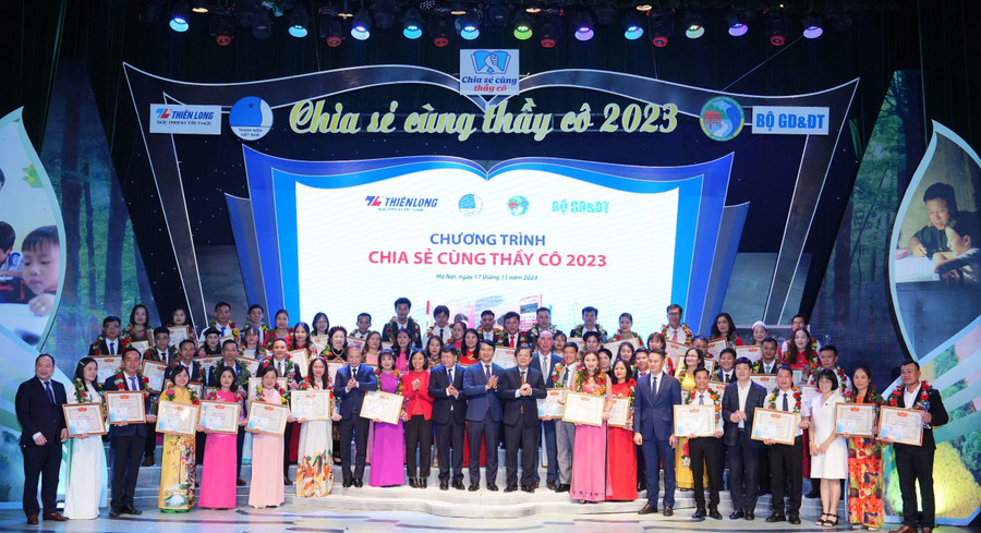 58 thầy giáo, cô giáo tiêu biểu đang công tác ở các trường học tại các xã khó khăn khu vực I, khu vực II, khu vực III thuộc vùng đồng bào dân tộc thiểu số và miền núi được vinh danh năm 2023. Ảnh PT.