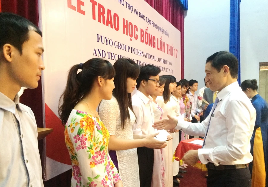 Ông Nguyễn Xuân Tiến - Phó Vụ trưởng - Vụ Kinh tế Đối ngoại (Bộ KH&ĐT) - trao học bổng cho các sinh viên