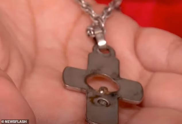 Chiếc vòng cổ còn nguyên lỗ đạn bắn của Tiziano (ảnh: Daily Mail).