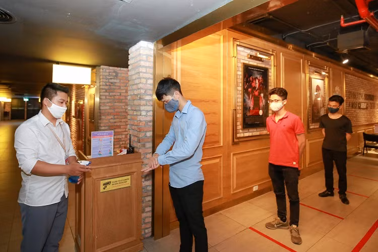 Đây là những hình ảnh lần đầu có tại Việt Nam, không chỉ là một giải pháp cần thiết trong thời gian dịch bệnh mà còn thể hiện sự nỗ lực của nhiều cá nhân và tập thể, tìm đủ cách để thích nghi được với tình hình chung.