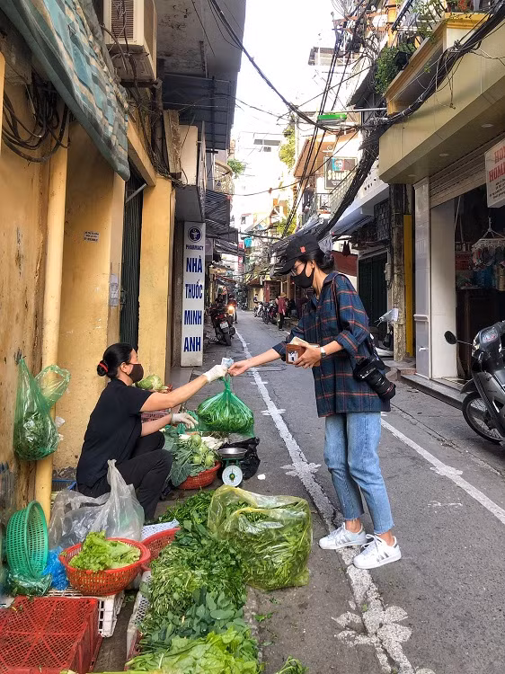 Chợ Yên Thái (Hàng Gai, Hai Bà Trưng) là khu chợ hiếm hôi thực hiện dãn cách bằng việc kẻ vạch sơn chạy từ đầu phố cắt chợ Hàng Da đến cuối phố cắt phố Hàng Mành. Theo đó, người mùa đứng sau vạch sơn để mua hàng còn người bán từ trong nhà bán ra, khuyến cáo đừng xa nhau ít nhất 2m.