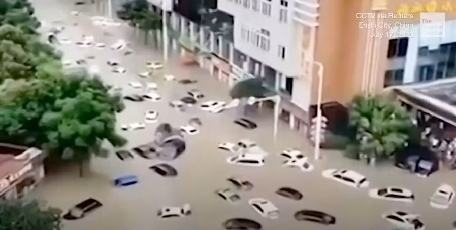 Ngập lụt nghiêm trọng tại thành phố Ân Thi, tỉnh Hồ Bắc, Trung Quốc hôm 17/7. Ảnh: CCTV.