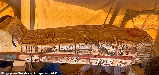 Một chiếc quan tài còn rất nguyên vẹn dù được chôn cách đây hơn 2.500 năm (Ảnh: Daily Mail).