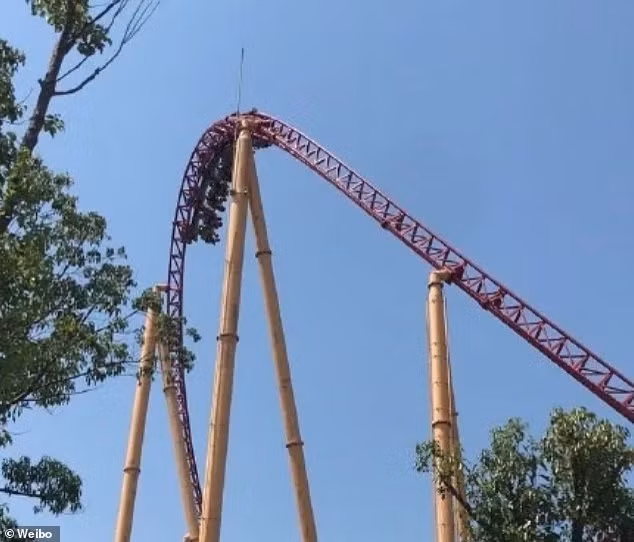 Các du khách bị treo ngược trên tàu lượn suốt hơn một giờ.