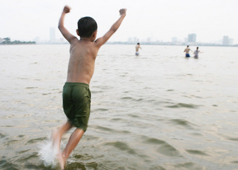 Người dân Thủ đô "giải nhiệt" tại Hồ Tây