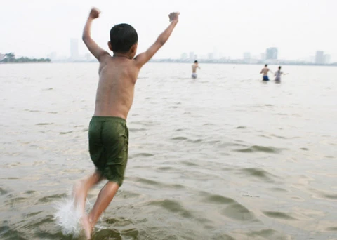 Người dân Thủ đô "giải nhiệt" tại Hồ Tây