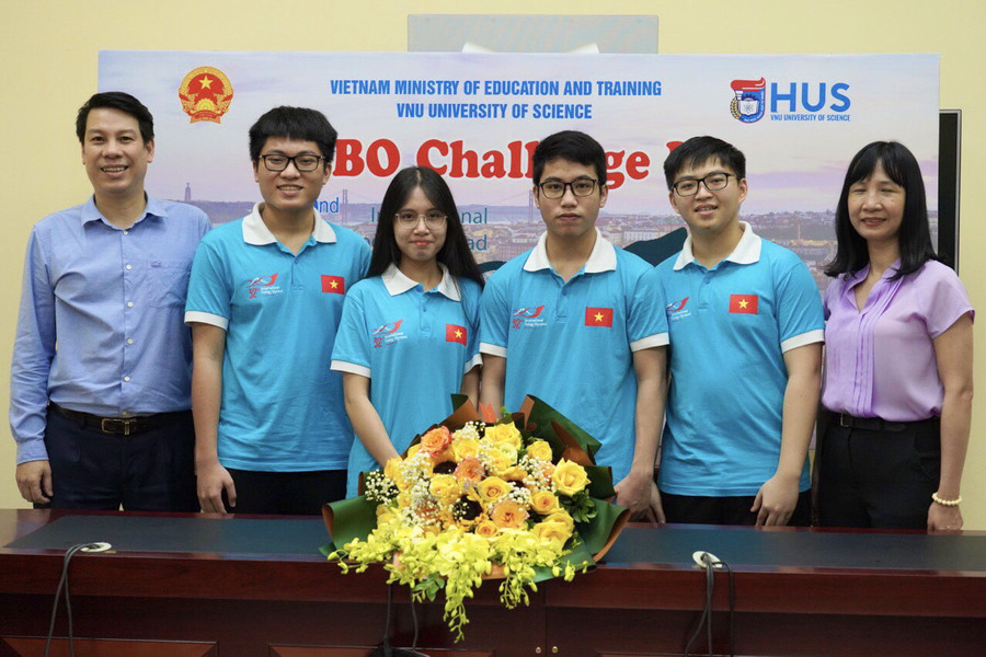 PGS.TS Nguyễn Quang Huy (ngoài cùng bên trái) cùng đội tuyển Olympic Sinh học quốc tế 2021 PGS.TS Nguyễn Quang Huy (ngoài cùng bên trái) cùng đội tuyển Olympic Sinh học quốc tế 2021