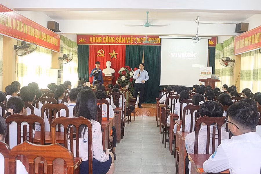 Một buổi tư vấn hướng nghiệp cho học sinh mà trường THPT Tiên Lữ phối hợp các đơn vị tổ chức.