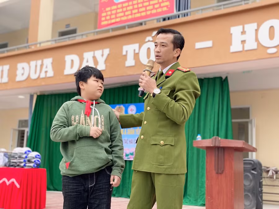 Trường THCS Tăng Tiến phối hợp với Công an xã Tăng Tiến tuyên truyền, giáo dục ATGT cho học sinh.