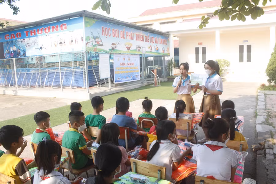 Đại diện giáo viên Hệ thống giáo dục Trí Tuệ Việt chia sẻ kỹ năng bơi, phòng chống tai nạn thương tích, đuối nước cho học sinh.