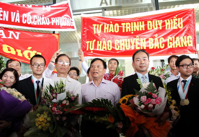 Ông Trần Văn Nghĩa – Phó Cục trưởng Cục Quản lý chất lượng (Bộ GD&ĐT) chúc mừng thành tích của hai đoàn học sinh Việt Nam