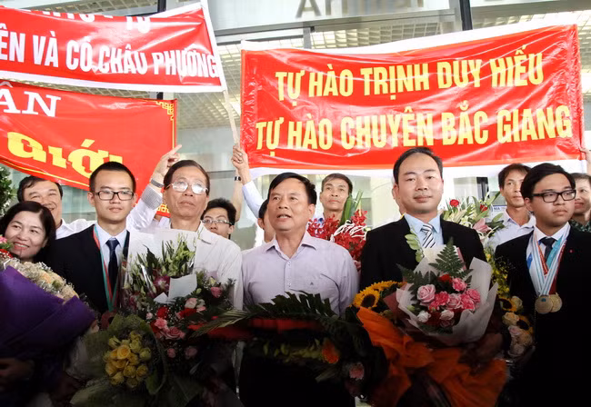 Ông Trần Văn Nghĩa – Phó Cục trưởng Cục Quản lý chất lượng (Bộ GD&ĐT) chúc mừng thành tích của hai đoàn học sinh Việt Nam