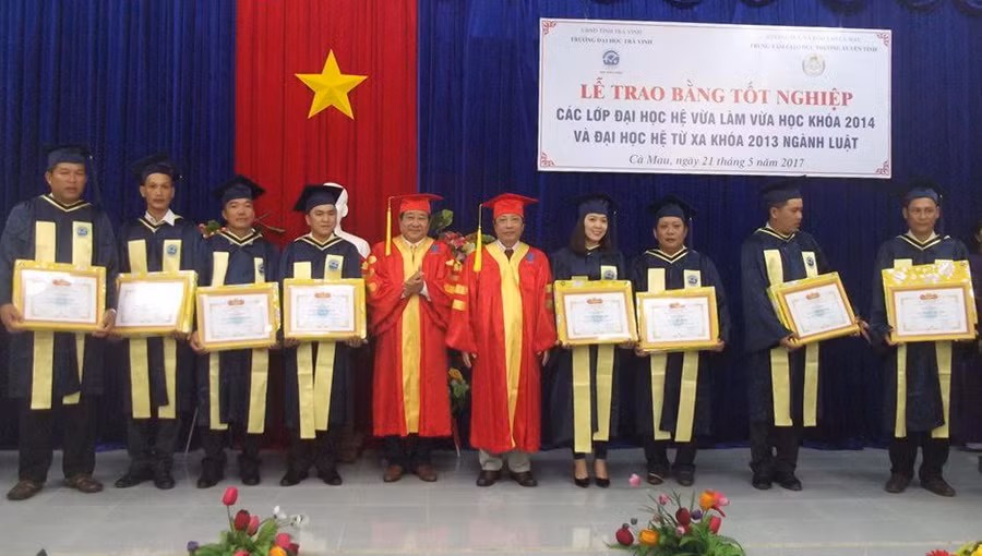 Trường Đại học Trà Vinh trao bằng Đại học cho gần 200 sinh viên tại tỉnh Cà Mau