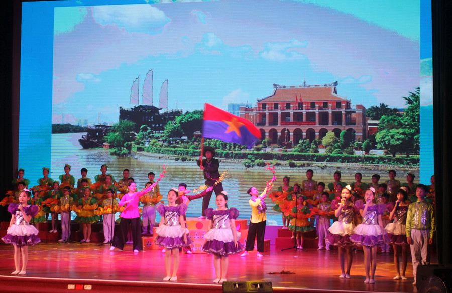 Liên hoan góp phần rèn lối sống tốt đẹp cho thế hệ trẻ. Liên hoan góp phần rèn lối sống tốt đẹp cho thế hệ trẻ.