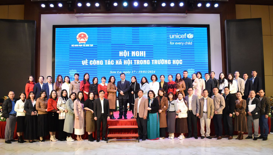 Các đại biểu chụp ảnh lưu niệm. Các đại biểu chụp ảnh lưu niệm.