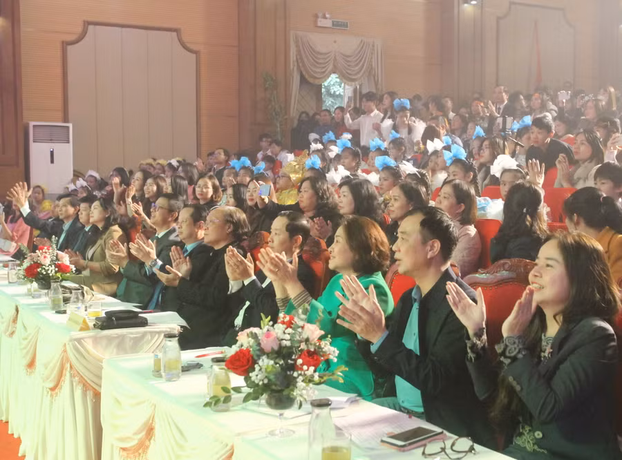 Các đại biểu dự lễ khai mạc.