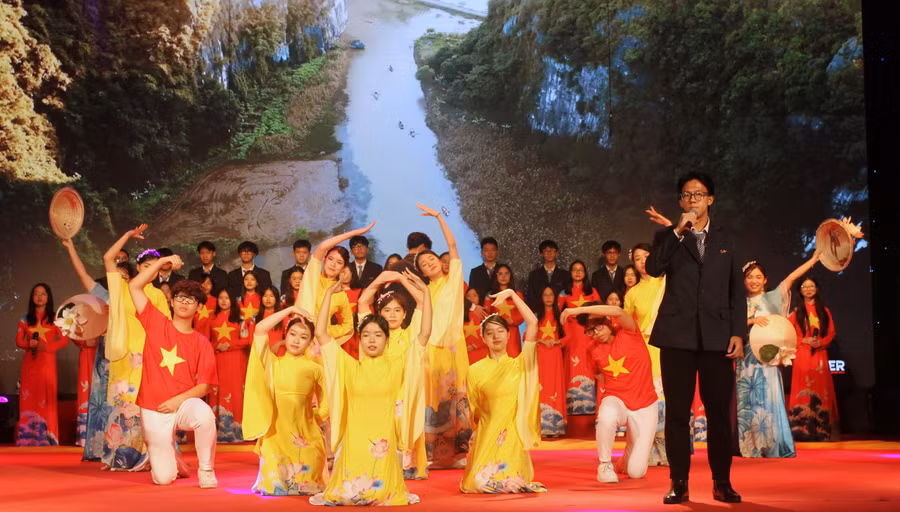 Liên khúc Non sông ngàn năm gấm vóc của Cụm trường THPT Ba Đình - Tây Hồ.