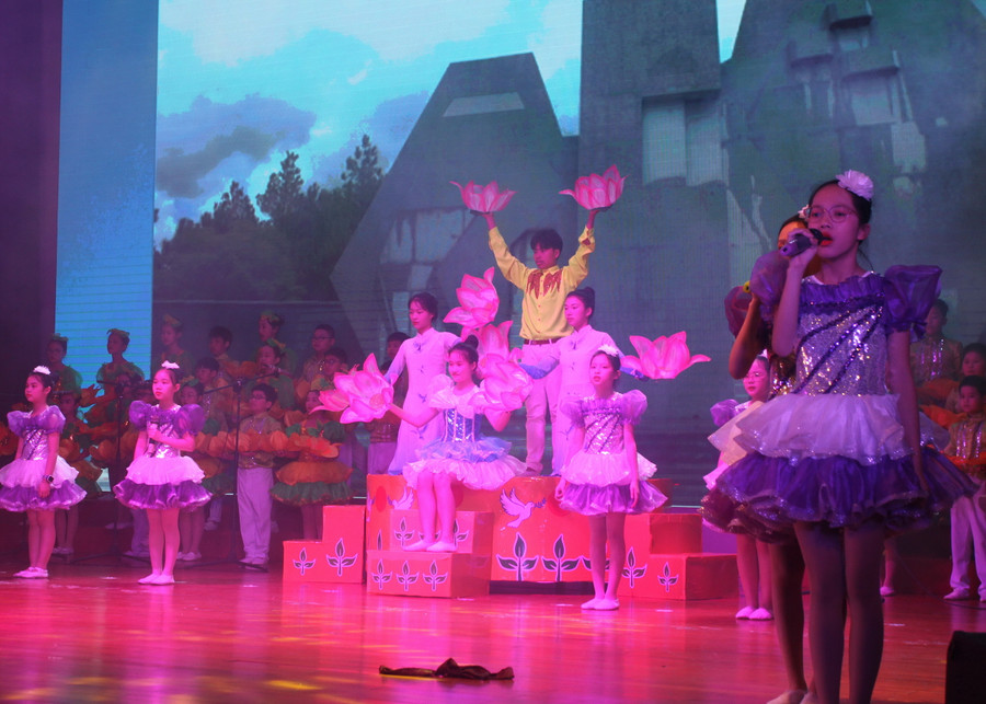 Học sinh thành phố Hà Nội hào hứng trình diễn những tiết mục đặc sắc. Học sinh thành phố Hà Nội hào hứng trình diễn những tiết mục đặc sắc.