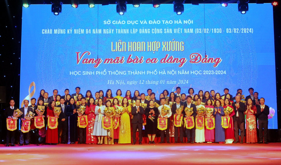 Lãnh đạo Sở GD&ĐT Hà Nội tặng hoa chúc mừng các đoàn tham dự liên hoan. Lãnh đạo Sở GD&ĐT Hà Nội tặng hoa chúc mừng các đoàn tham dự liên hoan.