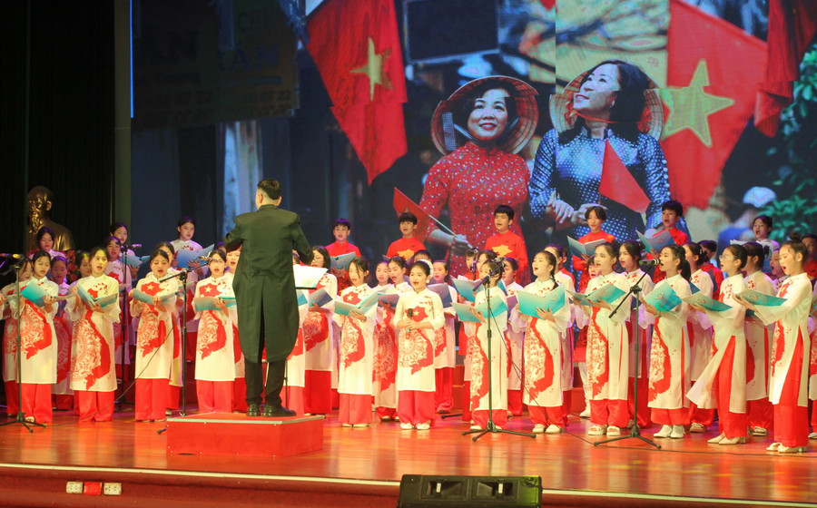 . Với tài năng, sự sáng tạo, các em học sinh đã đem đến những tiết mục biểu diễn ấn tượng, mang đậm dấu ấn riêng của mỗi nhà trường. . Với tài năng, sự sáng tạo, các em học sinh đã đem đến những tiết mục biểu diễn ấn tượng, mang đậm dấu ấn riêng của mỗi nhà trường.