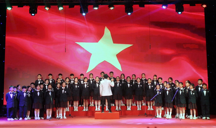 Liên khúc Tổ quốc yêu thương của Phòng GD&ĐT quận Hoàn Kiếm. Liên khúc Tổ quốc yêu thương của Phòng GD&ĐT quận Hoàn Kiếm.