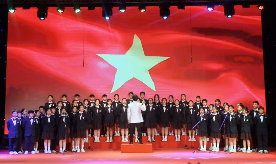 Liên khúc Tổ quốc yêu thương của Phòng GD&amp;ĐT quận Hoàn Kiếm.