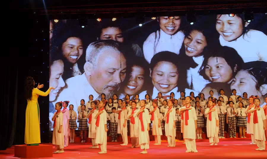 Hợp xướng Ca ngợi Tổ quốc của Phòng GD&amp;ĐT quận Thanh Xuân.