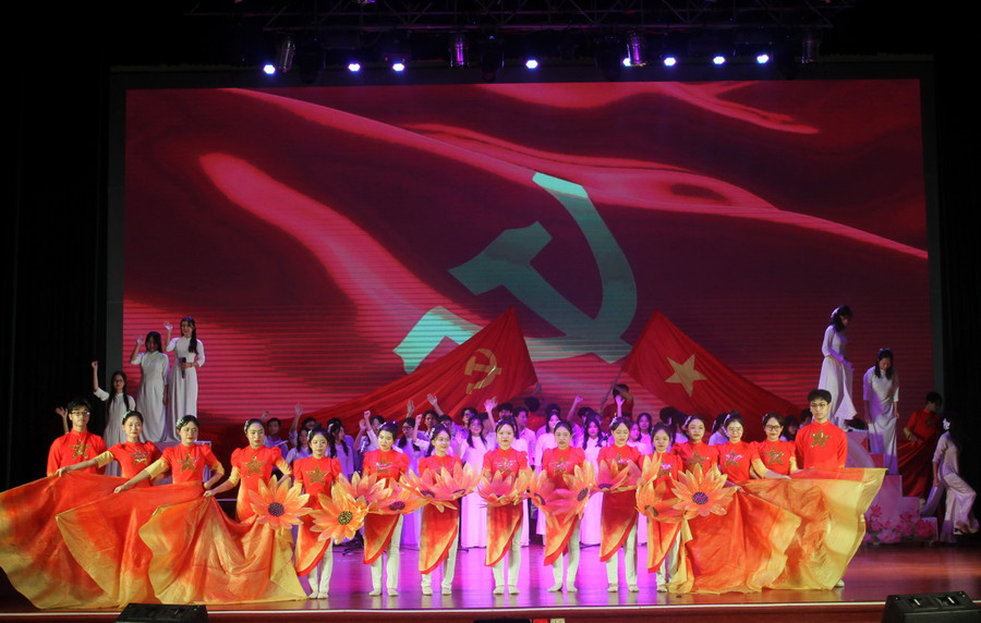 Các tiết mục thể hiện tình yêu quê hương, đất nước, lòng tự hào dân tộc, ca ngợi Đảng quang vinh, Bác Hồ kính yêu. Các tiết mục thể hiện tình yêu quê hương, đất nước, lòng tự hào dân tộc, ca ngợi Đảng quang vinh, Bác Hồ kính yêu.