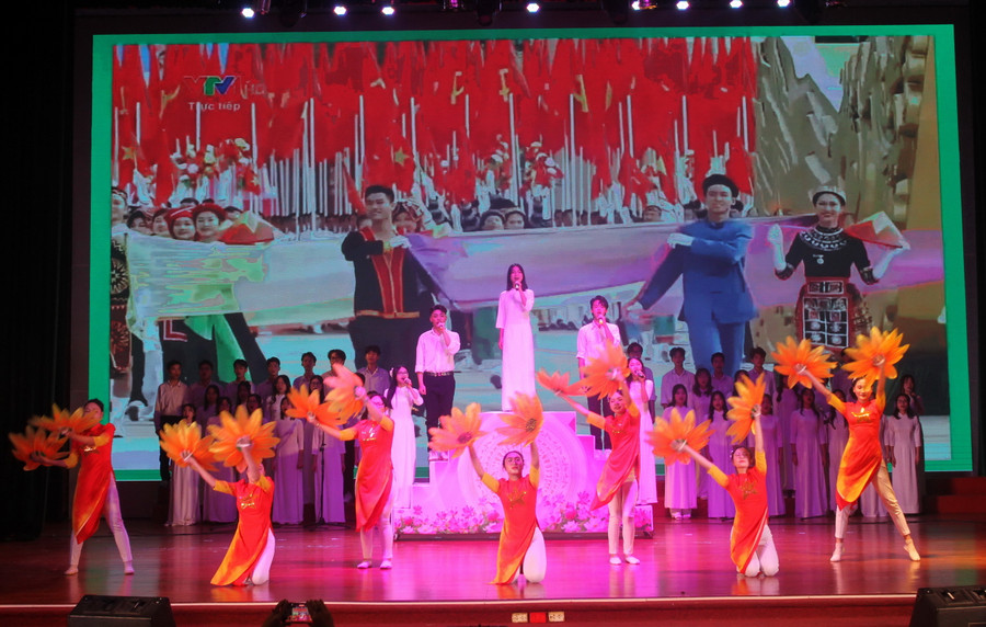 Liên hoan tạo không khí thi đua phấn khởi, sôi nổi trong các nhà trường. Liên hoan tạo không khí thi đua phấn khởi, sôi nổi trong các nhà trường.