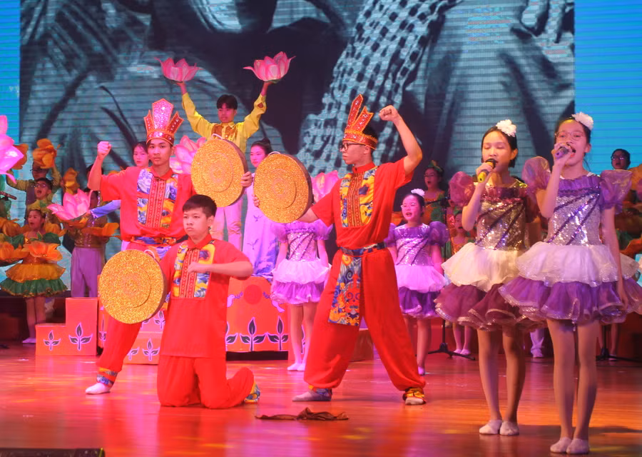 Liên hoan hợp xướng học sinh phổ thông thành phố Hà Nội với chủ đề “Vang mãi bài ca dâng Đảng”