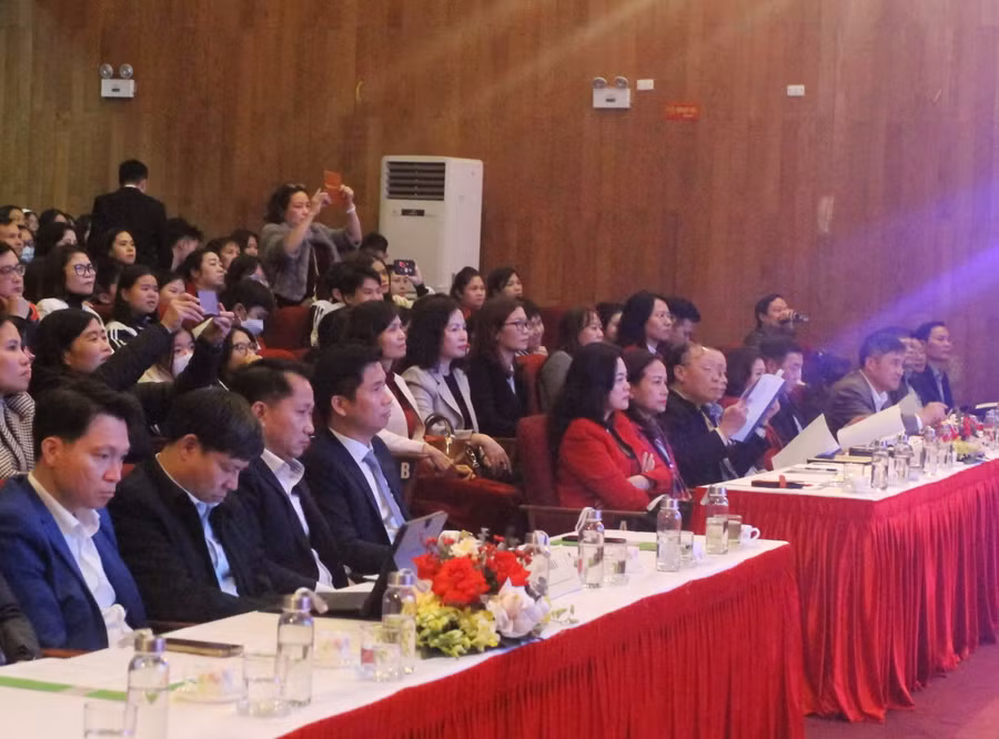 Các đại biểu và Ban Giám khảo liên hoan.