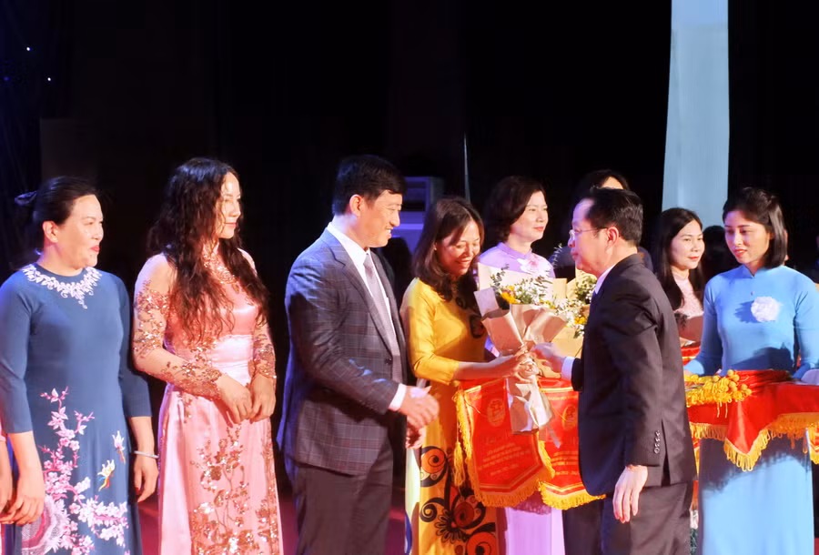 Giám đốc Sở GD&amp;ĐT Hà Nội Trần Thế Cương tặng cờ cho các đơn vị tham dự liên hoan.