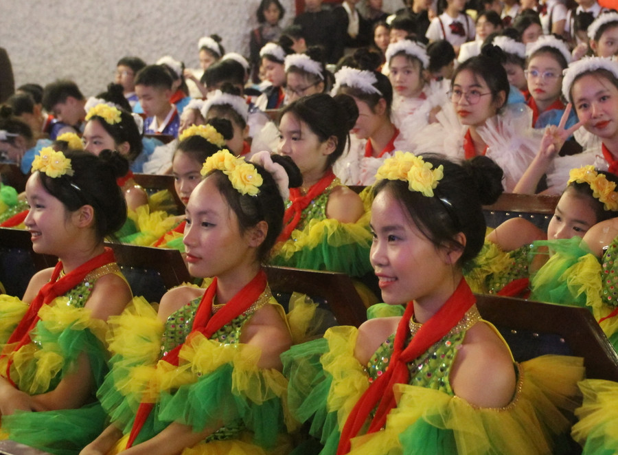 Học sinh hào hứng tham dự liên hoan. Học sinh hào hứng tham dự liên hoan.