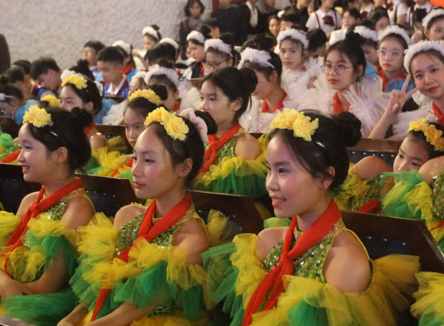 Học sinh hào hứng tham dự liên hoan.