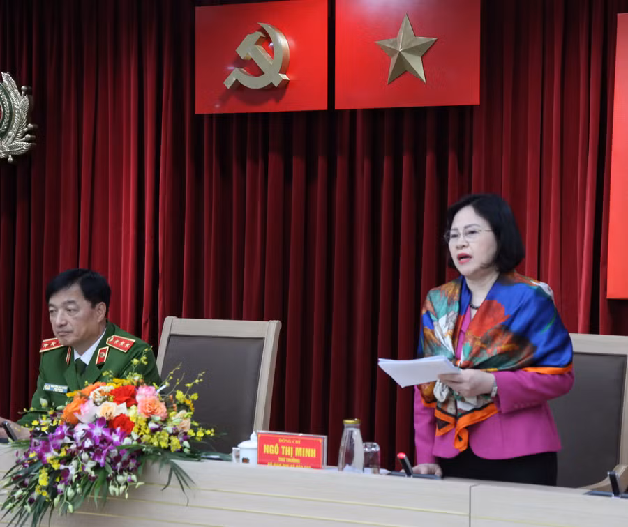 Thứ trưởng Bộ GD&amp;ĐT Ngô Thị Minh phát biểu tại lễ ký kết.