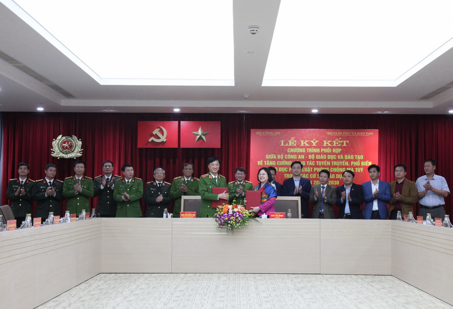 Các đại biểu dự lễ ký kết. Các đại biểu dự lễ ký kết.