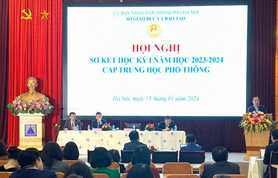 Giám đốc Sở GD&ĐT Hà Nội Trần Thế Cương chủ trì hội nghị. Giám đốc Sở GD&ĐT Hà Nội Trần Thế Cương chủ trì hội nghị.