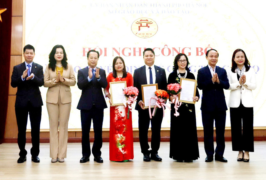 Ban Giám đốc Sở GD&ĐT Hà Nội trao quyết định bổ nhiệm và tặng hoa ba đồng chí Nghiêm Văn Bình, Hoàng Thu Hà và Hà Thị Hằng. Ban Giám đốc Sở GD&ĐT Hà Nội trao quyết định bổ nhiệm và tặng hoa ba đồng chí Nghiêm Văn Bình, Hoàng Thu Hà và Hà Thị Hằng.