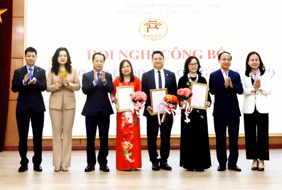 Ban Giám đốc Sở GD&amp;ĐT Hà Nội trao quyết định bổ nhiệm và tặng hoa ba đồng chí Nghiêm Văn Bình, Hoàng Thu Hà và Hà Thị Hằng.