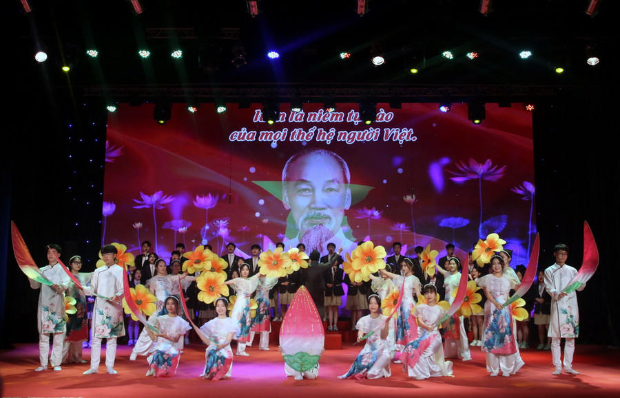 Liên hoan tạo không khí thi đua phấn khởi, sôi nổi trong các nhà trường. Liên hoan tạo không khí thi đua phấn khởi, sôi nổi trong các nhà trường.